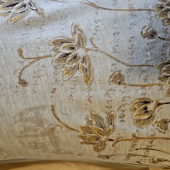 Lucky Brand V-neck Tunic with  a Floral Design - Picture 4 of 8